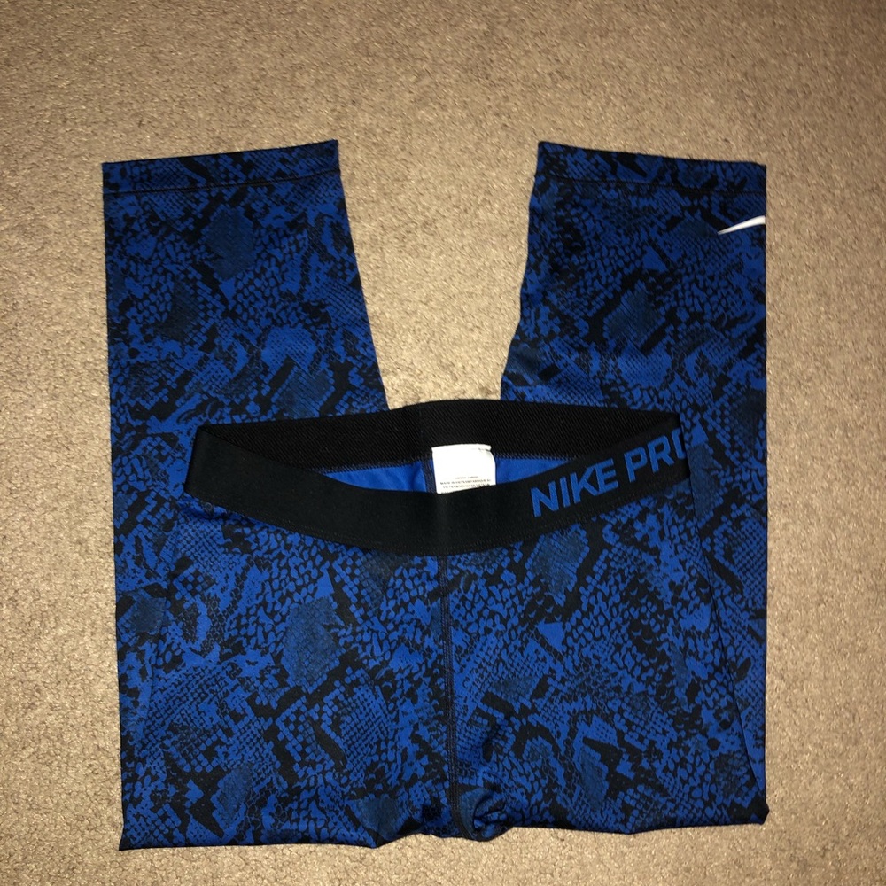 Nike pro capris snake skin Medium